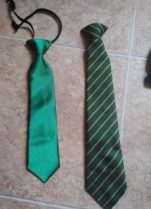 Дві краватки та метелик