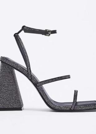 Шикарні босоніжки zara