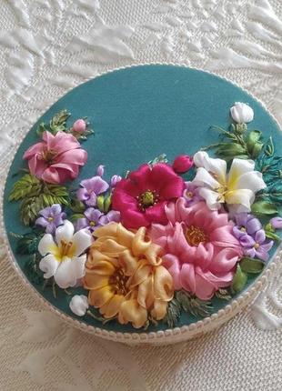 Скринька для рукоділля з вишивкою стрічками