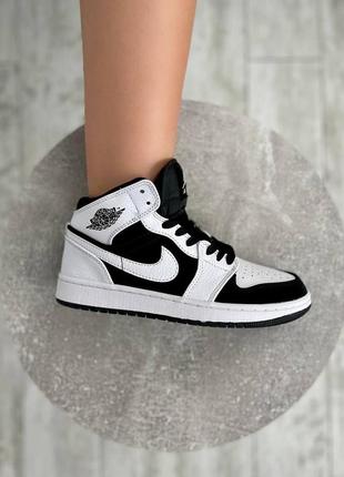 Женские кроссовки nike air jordan 1 mid black white 37-38-39-40-41