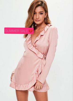 Розовое сатиновое/атласное платье на запах с рюшами