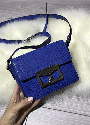 Стильна синея маленька сумка через плече як зміїна шкіра