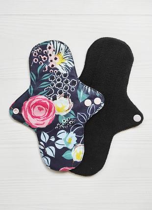 Багаторазові прокладки для критичних днів з квітами.