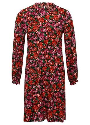 Яркое комфортное платье для невысоких девушек