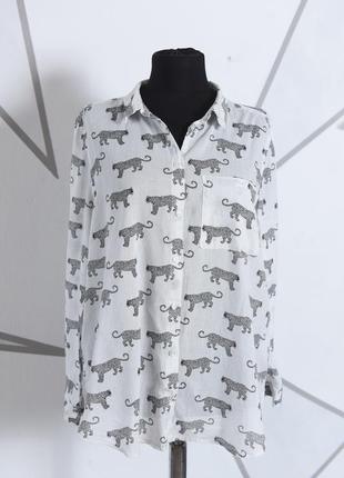 Белая блузка в леопарды divided , размер 10очень легкая , тонкая , супер качество!