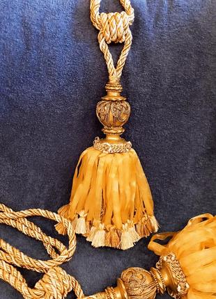 Підхвати, китиці, кутаси