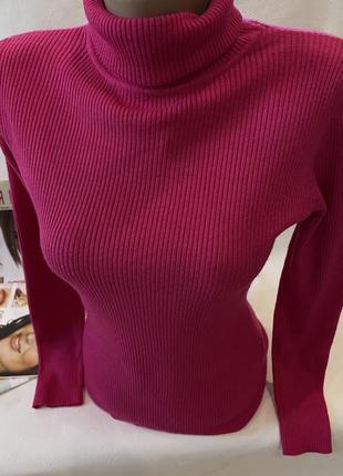 Яркая водолазка макаронка