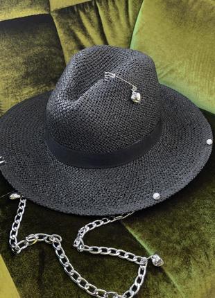 Летняя плетеная шляпа федора с цепью и булавкой onelove черная (декор золото или серебро)