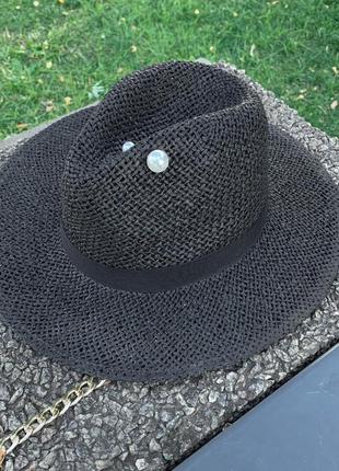 Летняя плетеная шляпа федора с цепью и булавкой pearls черная (декор золото или серебро)