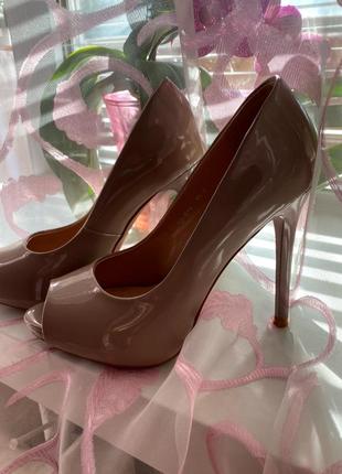 Босоніжки на каблуку