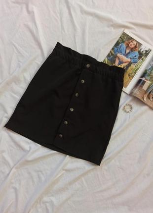 Чорна міні-спідниця на високій посадці з гудзиками