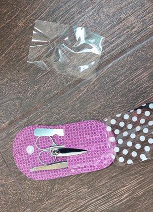 Новий манікюрний набір 4 предмета в сіром чохлі на кнопці кусачки, ножиці, щипчики для брів і пилочка3 фото