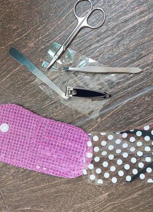 Новый маникюрный набор 4 предмета в сиром чехле на кнопке 

кусачки, ножницы, щипчики для бровей и пилочка2 фото