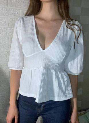Белая нарядная блуза с открытым декольте2 фото