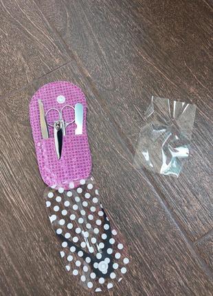 Новый маникюрный набор 4 предмета в сиром чехле на кнопке 

кусачки, ножницы, щипчики для бровей и пилочка