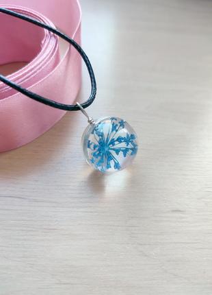 Кулон куля з квіткою яглиці на шнурці . колір синій