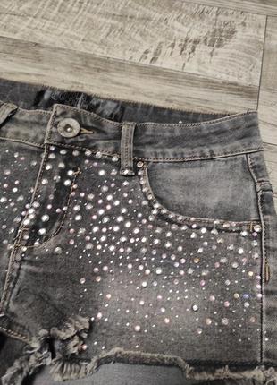 Короткие джинсовые шорты со стразами3 фото