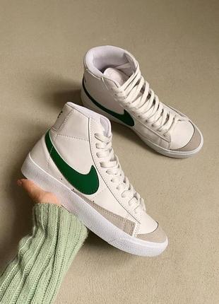 Стильные женские высокие винтажные кроссовки nike blazer mid 77 vintage green белые с зелёным