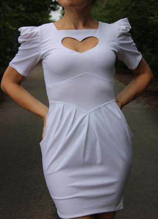 Белое нарядное женское платье с сердцем на груди размер 36 s 8 мини короткое выше колен2 фото