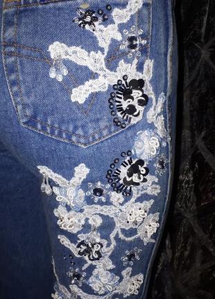 Новые расшитые джинсы с объёмной вышивкой.5 фото