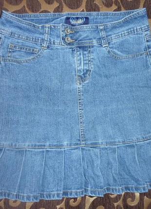 Джинсова спідниця зі складками внизу