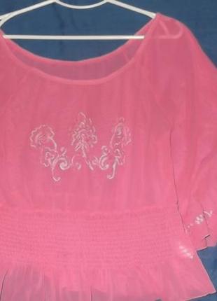 Розовая блуза с вышивкой с асиметричным рукавом2 фото