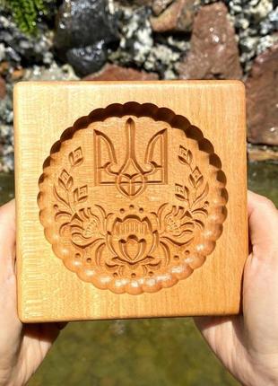 Пряничная доска герб украины с цветами деревянная размер  14 * 14 * 2 cм. форма для формования пряников