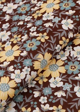 Тканина бавовна для рукоділля квіточки на коричневому фоні1 фото