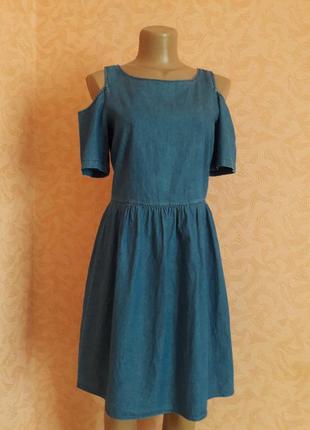 Чарівне джинсове сукню з відкритими плечима