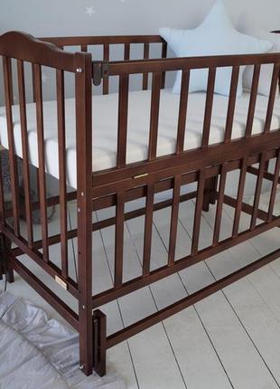 Кровать детская baby comfort малюк с маятником орех темный1 фото