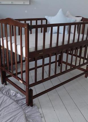Кровать детская baby comfort малюк с маятником орех темный9 фото