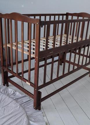 Кровать детская baby comfort малюк с маятником орех темный3 фото