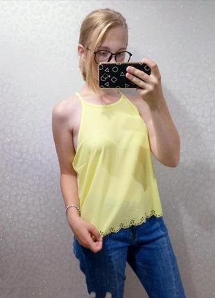 Яркая блуза с перфорацией atmosphere