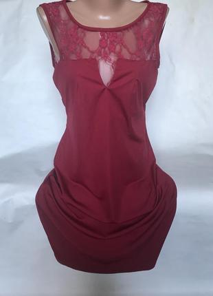 Красива червона сукня з ажурною спиною