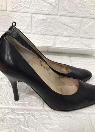 Класичні жіночі туфельки 38,5! есть дефект. распродажа