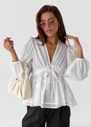 Бавовняна блуза з мереживом і баскою