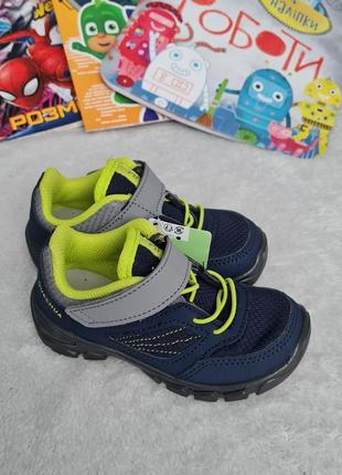 Дитячі спортивні черевики, кросівки quechua розмір 25.