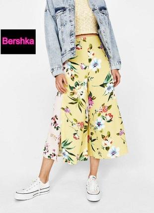 Легенькі брюки кюлоти в квітковий принт bershka