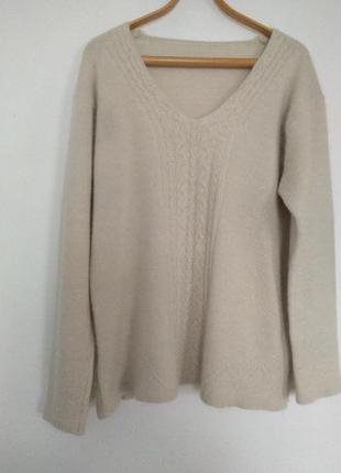 Пуловер з пухнастої шерсті.