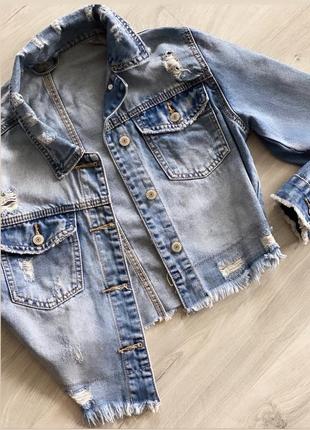 Модная укорочённая джинсовка с принтом1 фото