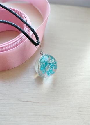 Кулон шар з квiткою яглицi на шнурцi . колiр блакитний