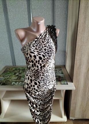 Платье на одно плечо