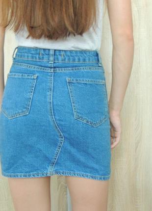 Крутая джинсовая юбка с потертостями2 фото