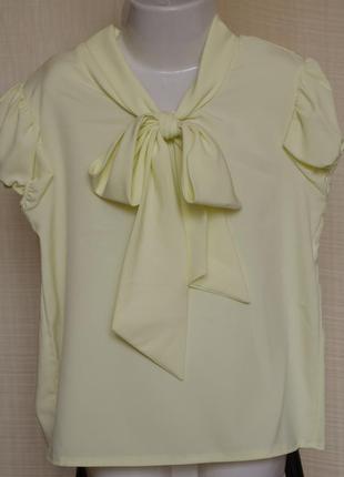 Напівприталена блузка-сорочка стилю 60-х років