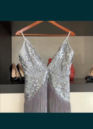 Серебристое бандажное платье с паеткой и бахромой2 фото