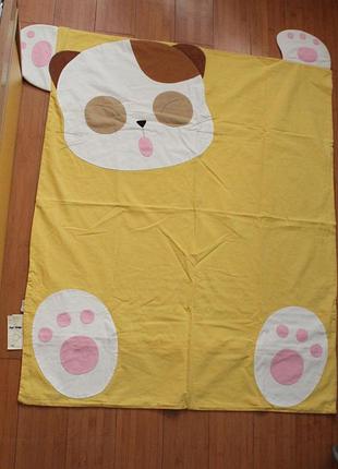 Желтый пододеяльник в виде котика рястягивающего лапки