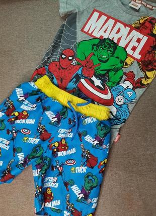 Форті та футболка marvel