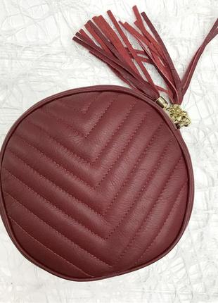 Шкіряна стьобана сумка круглої форми на довгому ремінці-ланцюжку, італія1 фото