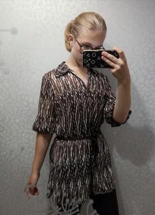 Подовжена шифонова блуза з чохлом в принт