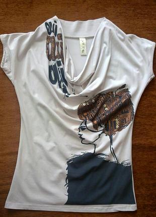 Жіноча футболка цікавого крою, з принтом
